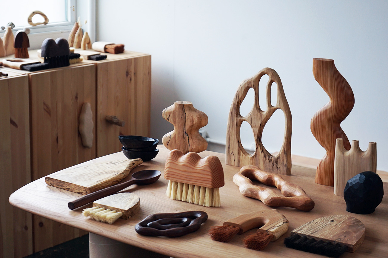 Olika träskulpturer på ett bord